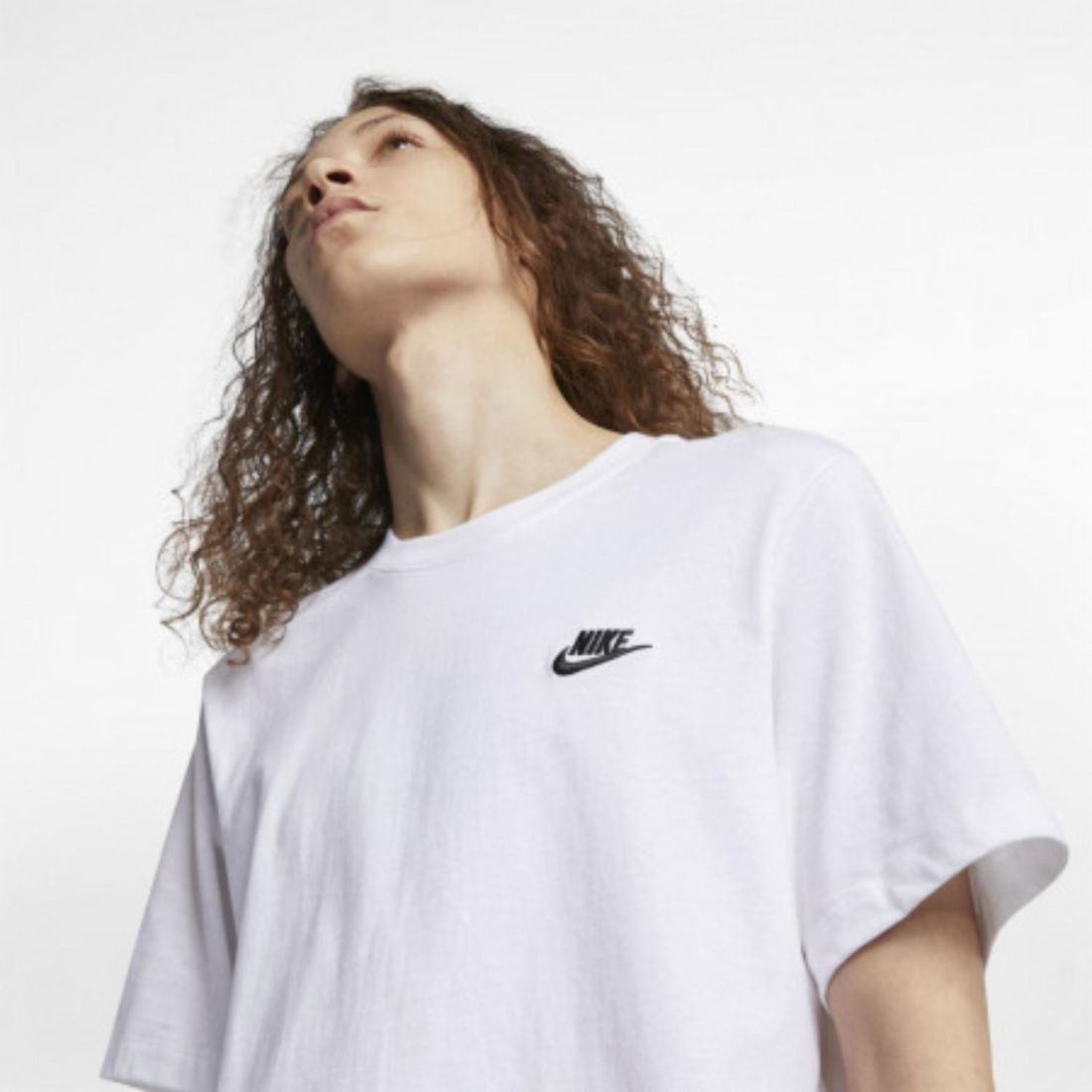 Nike Яркая мужская футболка Nike Sportswear Club