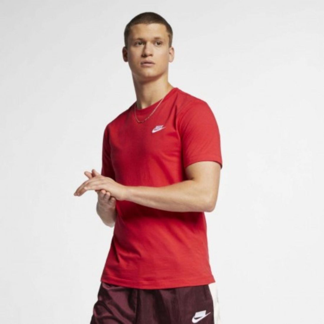 Nike Яркая мужская футболка Nike Sportswear Club